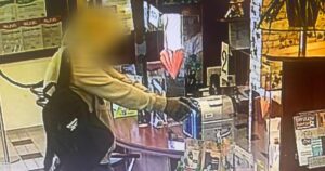 Markolatra szerelt lámpával fenyegetőzött a solymári bankrabló